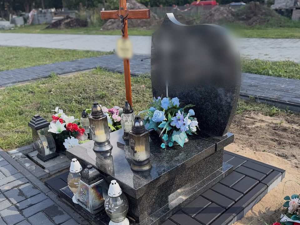 Urnowy nagrobek z ciemnego granitu Impala, napisy rozmyte